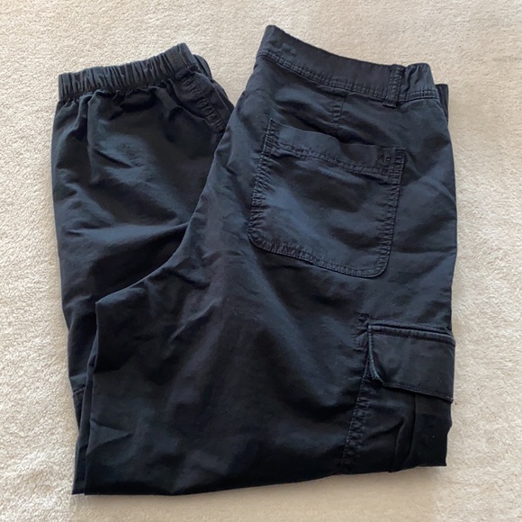 American Eagle black cargo capris size 14 short - Picture 2 of 9